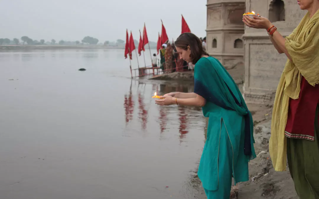 Prieres et bougies au bord de l'eau en Inde à Vrindavan