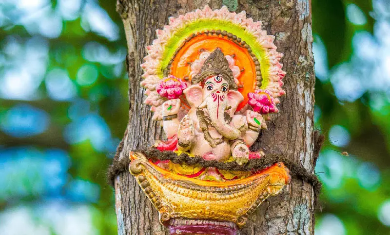 petite statuette de ganesh sur arbre