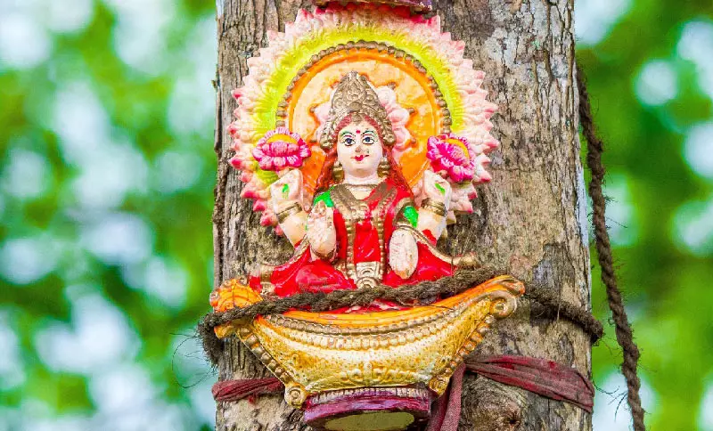 statuette de lakshmi sur un arbre