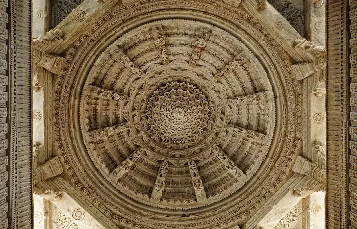 plafond sculpté d'un temple en Inde
