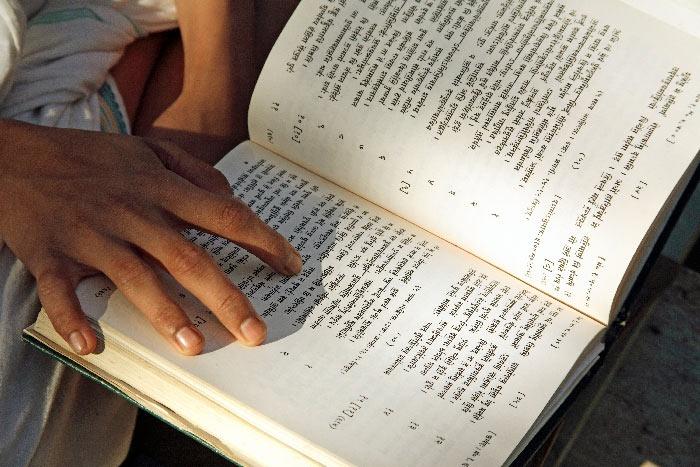 livre avec les chants des vedas en devanagari