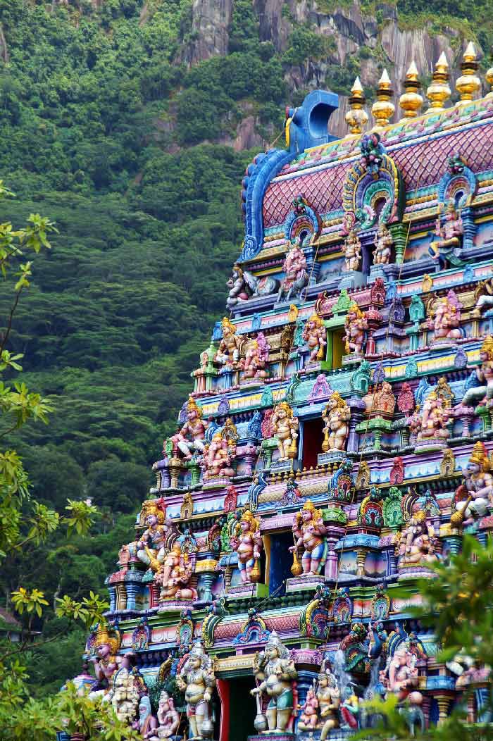 temple hindou dans la nature plein de couleurs